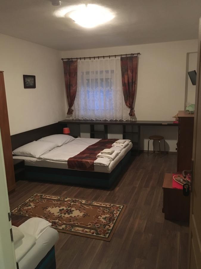 Harrys City Motel Комарно Экстерьер фото