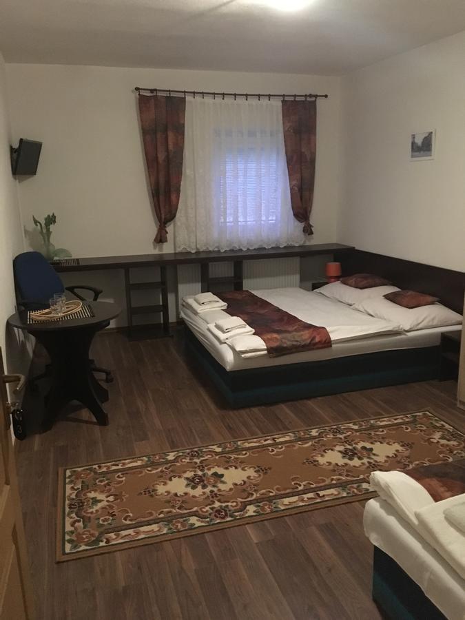 Harrys City Motel Комарно Экстерьер фото