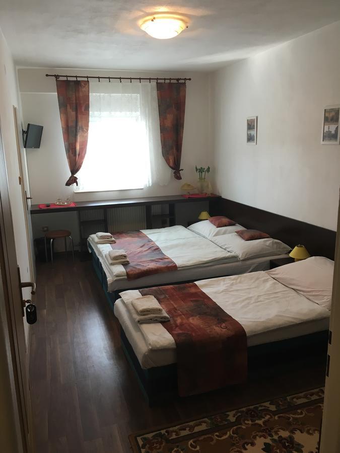 Harrys City Motel Комарно Экстерьер фото